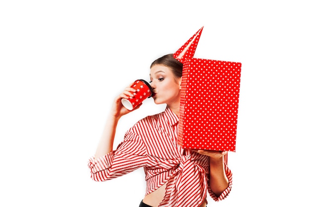 Superbe Jeune Femme Mince Portant Dans Un Rouge à Rayures Avec Boîte-cadeau Rouge