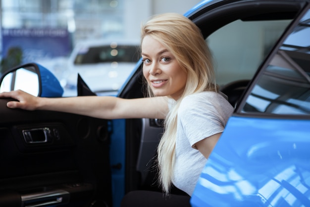 Superbe jeune femme souriante à la caméra