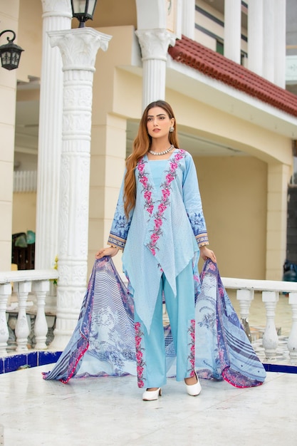 Superbe jeune modèle avant pose montrant son pyjama Kurta tendance et Dupatta pour une séance photo de mode