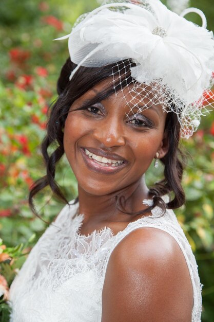 Superbe mariée afro-américaine à l'extérieur posant et souriant