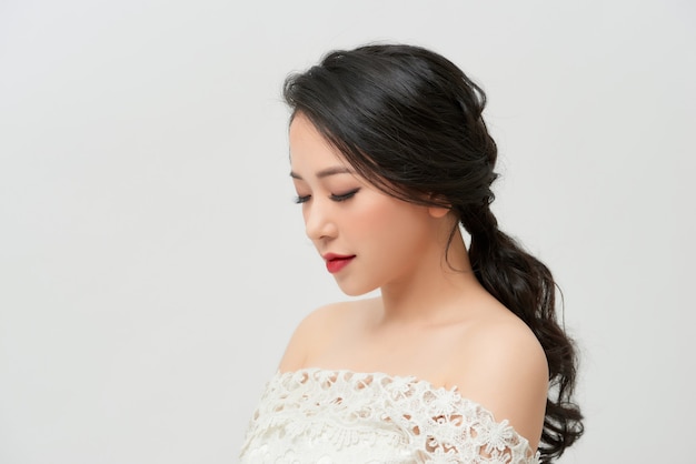 Superbe mariée asiatique en robe de luxe blanche