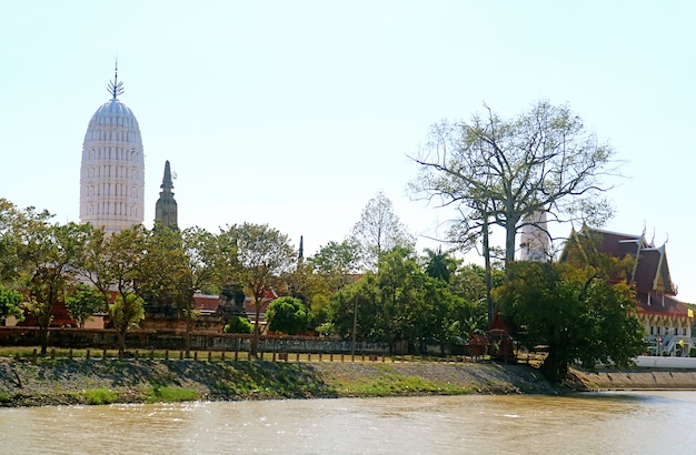 Superbe pagode blanche en Thaïlande