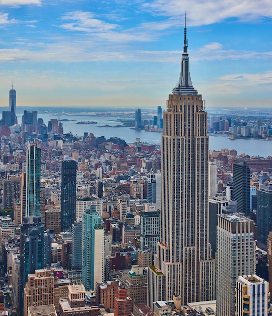 Superbe panorama vertical de l'Empire State Building New York City avec Manhattan derrière de haut en haut