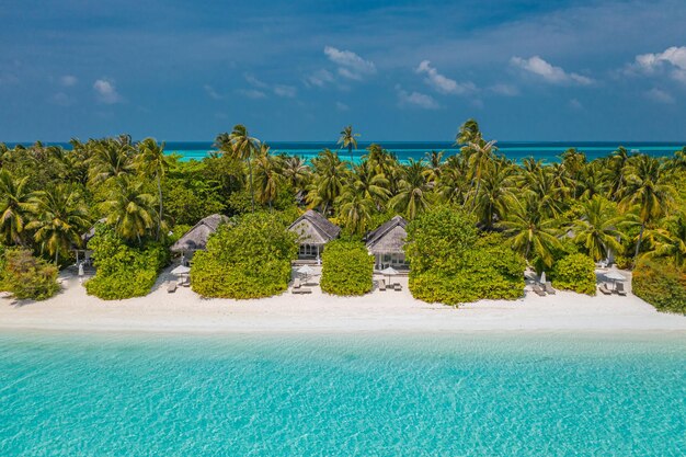 Superbe paysage aérien villas de villégiature tropicale de luxe Belle île plage palmiers ciel de mer