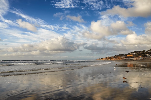 Superbe paysage de plage de la mer par temps nuageux avec espace de copie Vagues calmes au rivage sur un littoral tranquille avec un horizon bleu paisible Nature pittoresque au lieu de voyage à San Diego en Californie