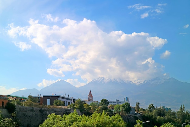 Superbe paysage urbain d'Arequipa avec l'église La Recoleta et le volcan Chachanii au Pérou