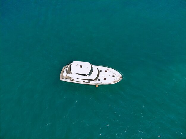 Superbe photo aérienne de vue de dessus d'un énorme yacht de luxe à deux étages naviguant sur la mer des cerfs