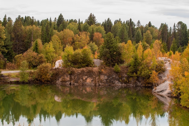 Superbe photo de feuillage d'automne reflété sur un lac avec un verre comme une surface d'eau miroir.