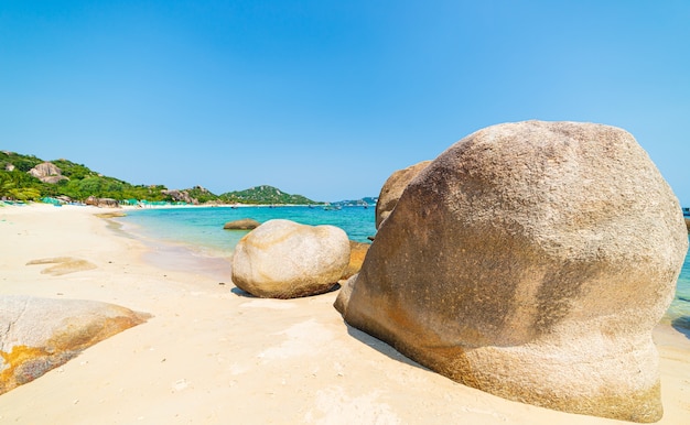 Superbe plage tropicale turquoise eau transparente rochers uniques au Vietnam