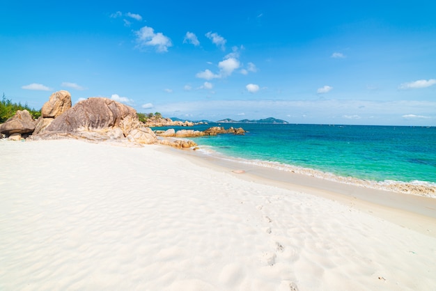 Superbe plage tropicale turquoise eau transparente rochers uniques au Vietnam