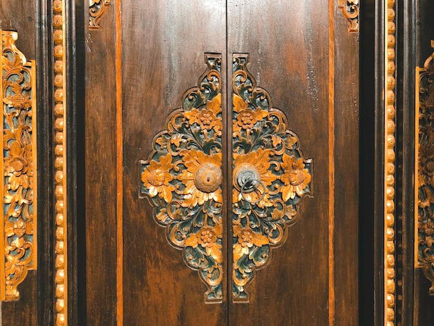 Superbe porte balinaise typique avec des ornements en bois et dorés