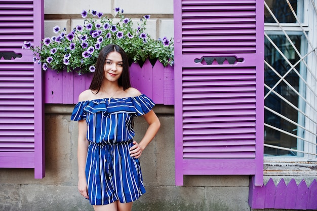 Superbe portrait de femme brune, fenêtres violettes.