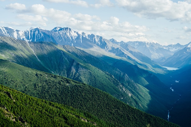 Superbe vue aérienne sur les grandes montagnes, le glacier et la vallée de la forêt verte avec lac alpin et rivière.