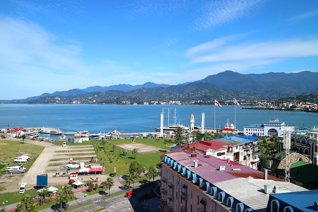 Superbe vue aérienne panoramique de la région du port de Batoumi par une journée ensoleillée, région d'Adjarie en Géorgie