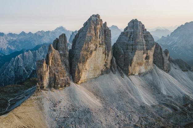 Superbe vue aérienne de Tre Cime di Lavaredo pendant le coucher du soleil Dolomites Italie