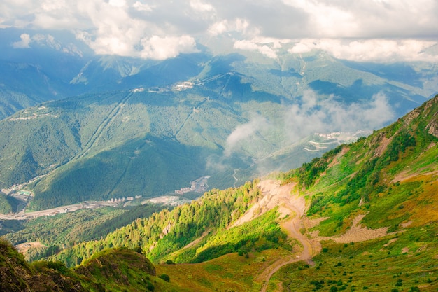 Superbe vue sur une colline incroyable dans la chaleur du soleil. Scène pittoresque et magnifique. Attraction touristique populaire.