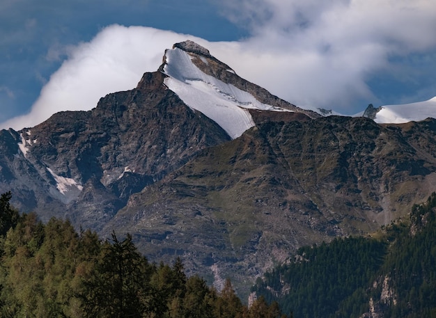 Superbe vue sur les collines alpines enneigées Scène pittoresque et magnifique Attraction touristique populaire Lieu Lieu Alpes suisses Vallée de Grindelwald Oberland bernois Europe Découvrez le monde de la beauté