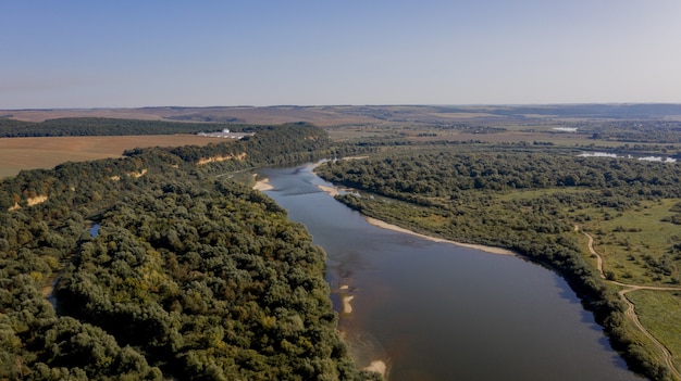 Superbe vue de dessus sur la sinueuse rivière Dniestr. Paysage d'été du fleuve Dniestr. Découvrez la beauté de la terre.