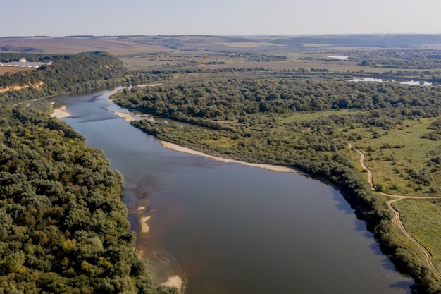 Photo superbe vue de dessus sur la sinueuse rivière dniestr. paysage d'été du fleuve dniestr. découvrez la beauté de la terre.