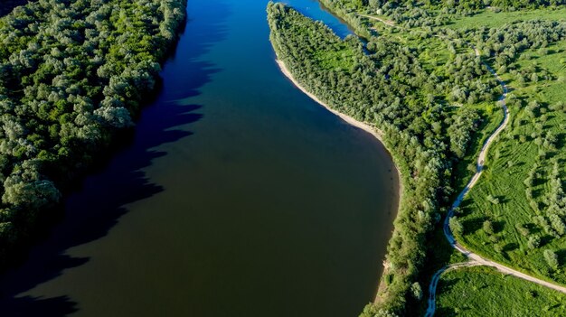 Superbe vue de dessus de la sinueuse rivière Dniestr Paysage d'été de la rivière Dniestr p...