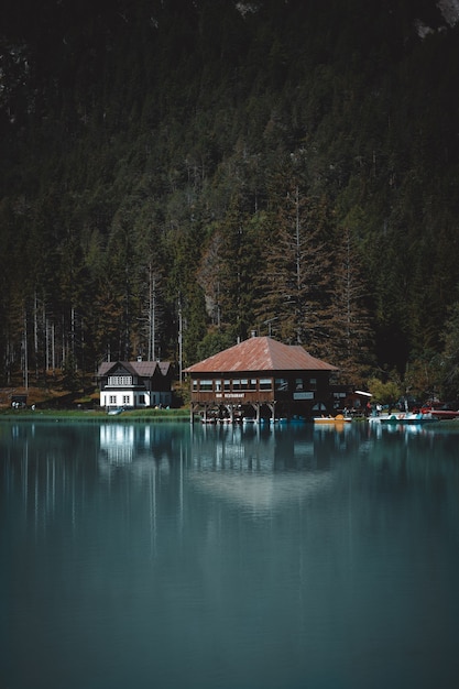 Superbe vue sur le lac dobbiaco, au trentin