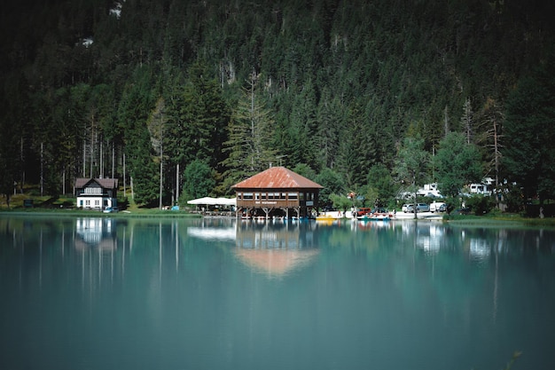 Superbe vue sur le lac dobbiaco, au trentin