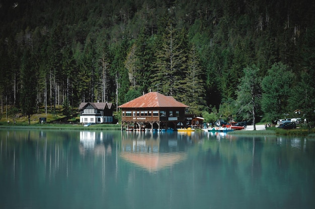 Superbe vue sur le lac dobbiaco, au trentin