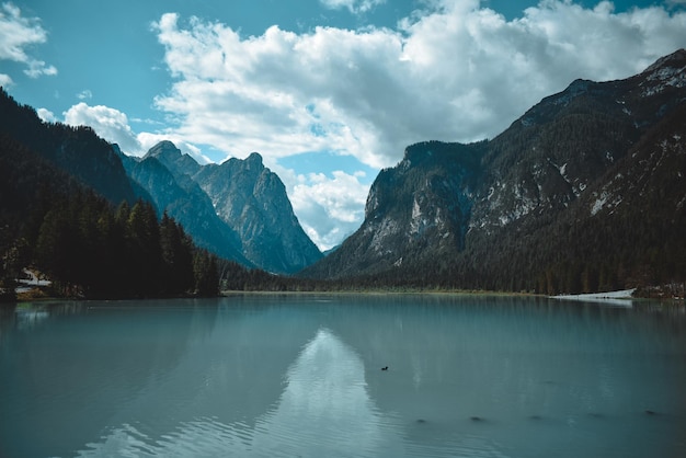 Superbe vue sur le lac dobbiaco, au trentin