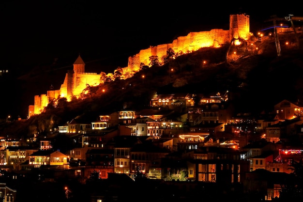 Superbe vue nocturne de l'ancienne forteresse éclairée de Narikala à Tbilissi en Géorgie