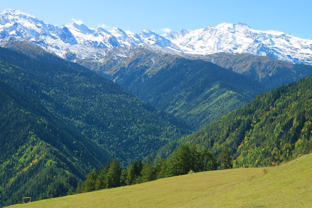 Superbe vue panoramique sur les chaînes de montagnes du Caucase dans la région de Mestia Svaneti Géorgie