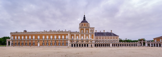 Superbe vue panoramique sur le latéral du palais royal d'Aranjuez par temps nuageux à l'aube