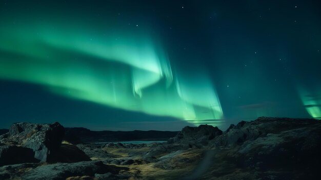 Superbes aurores vertes sur un paysage rocheux