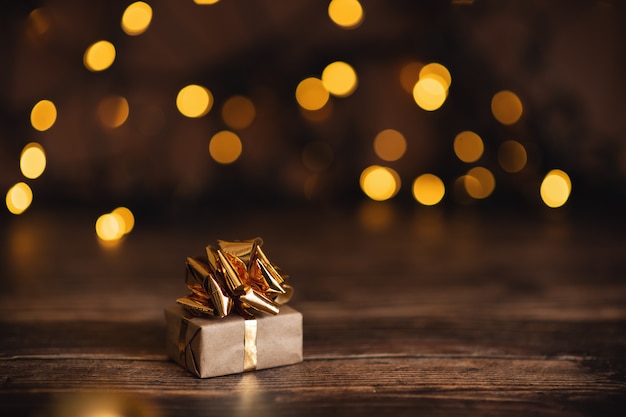 Superbes boules de décoration de Noël en argent doré avec des cadeaux sur noir foncé.