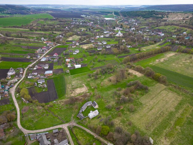 Superbes images de drone du centre du village