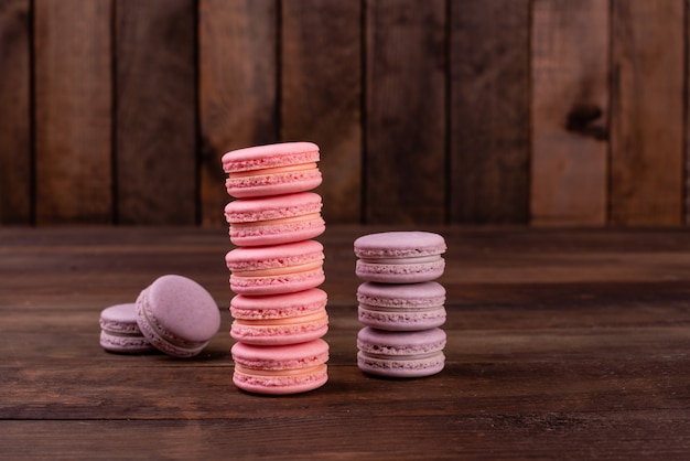 Superbes macarons roses sur fond en bois