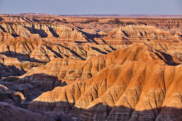 Superbes montagnes de badlands colorées au lever du soleil dans le dakota du sud