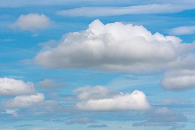 De superbes nuages d'été flottant à travers le ciel bleu ensoleillé pour changer le temps. Beau cloudscape, vue sur fond de météorologie naturelle.