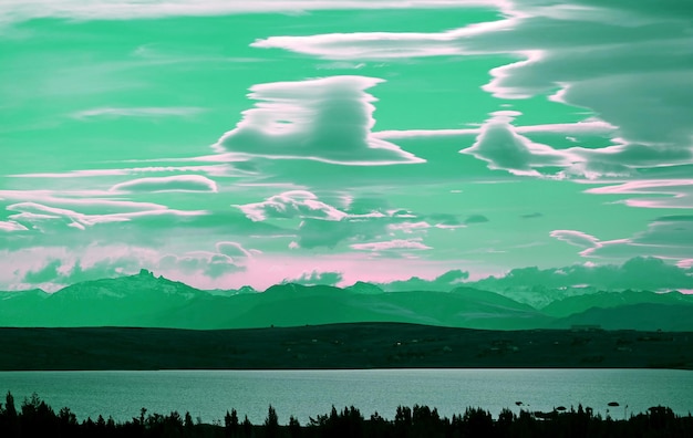 Superbes nuages lenticulaires de couleur verte de style pop art flottant au-dessus du lac