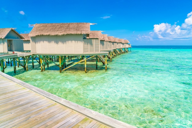 Superbes villas sur l&#39;eau sur l&#39;île tropicale des Maldives.