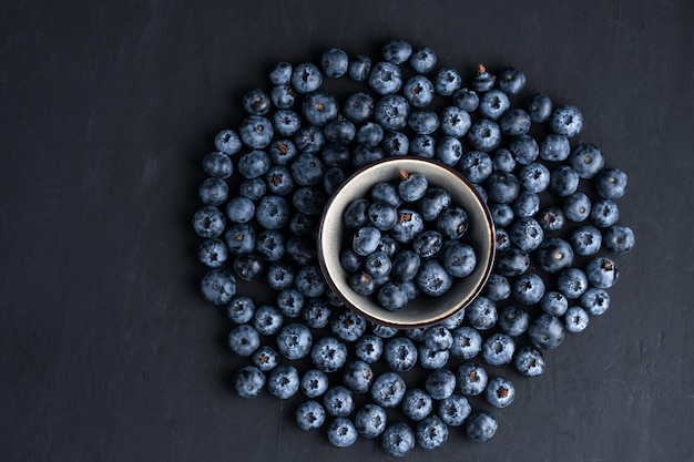 Superfood bio antioxydant bleuet dans un bol en céramique pour une alimentation saine et une nutrition diététique