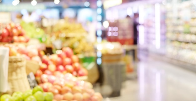 Supermarché à l'arrière-plan du magasin d'épicerie