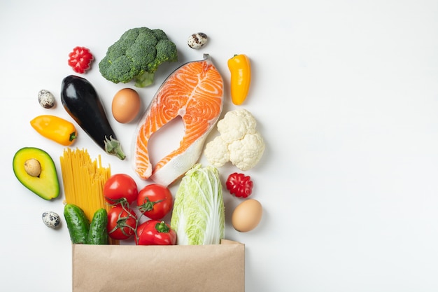 Supermarché. Sac en papier rempli d&#39;aliments sains.