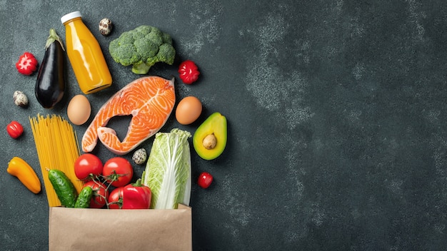 Supermarché. Sac en papier rempli d&#39;aliments sains.