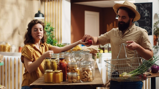 Supermarché zéro déchet animé et durable, géré par un commerçant âgé qui aide les clients. Magasin de quartier rempli de clients achetant des produits biologiques fraîchement récoltés