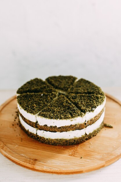 Superposer le gâteau aux épinards et à la crème. Gâteau aux épinards naturel vert, végétalien.