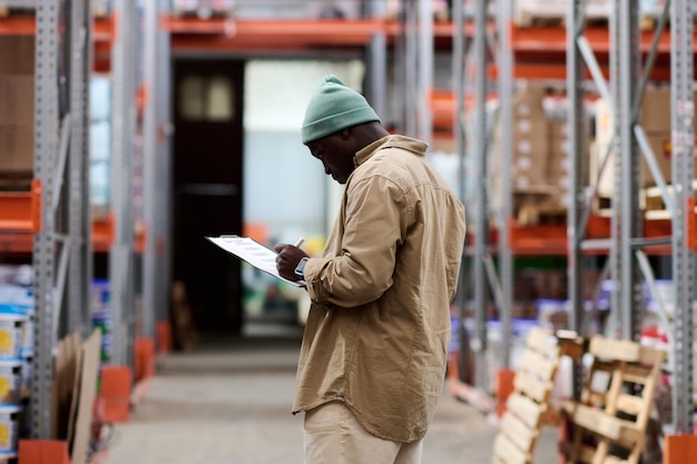 Photo superviseur contrôlant le travail dans l'entrepôt