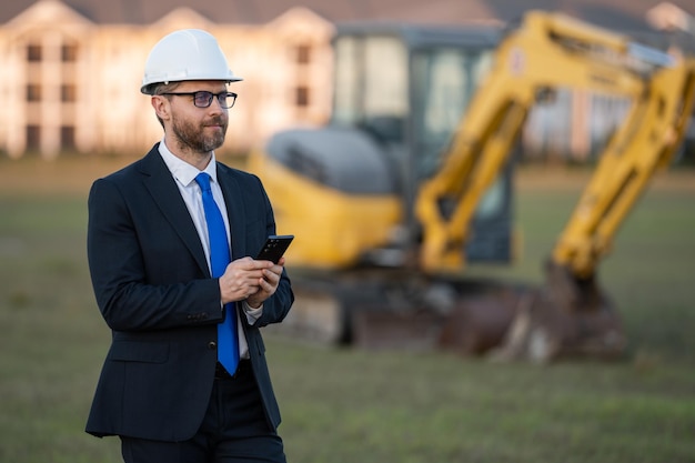 Superviseur en costume et casque ingénieur civil investisseur responsable de la construction dans une construction