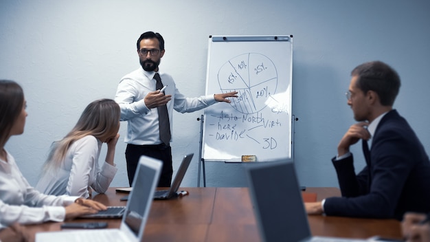 Photo superviseur discuter avec le concept de planification des finances et de la communication de l'équipe assis dans la réunion ou