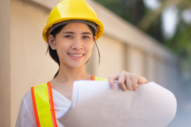 Superviseur femme casque de sécurité combinaison tenue blueprint inspection building estate construction, Working woman