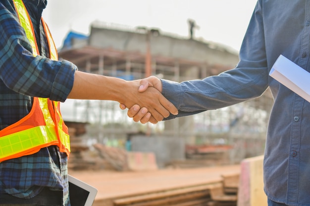 Superviseur serrer la main Contremaître Accord de réussite Projet de construction d'un bâtiment